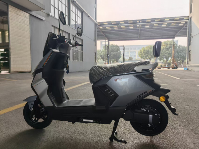 Скутер акумуляторний CP610, 72В, 1200Вт, Швидкість - 45км/год-C-EV 1200