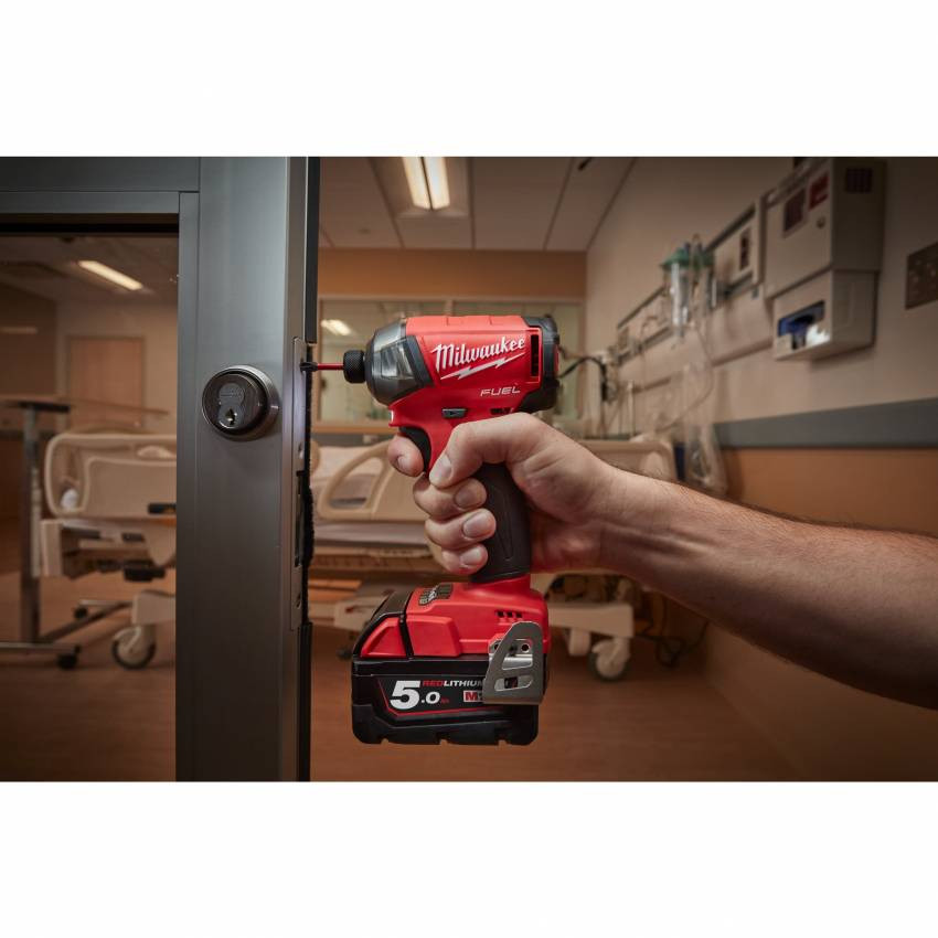 Імпульсний ударний акумуляторний шуруповерт 1/4" HEX MILWAUKEE, M18 FQID-0X, 50Нм, HDкейс-4933459187