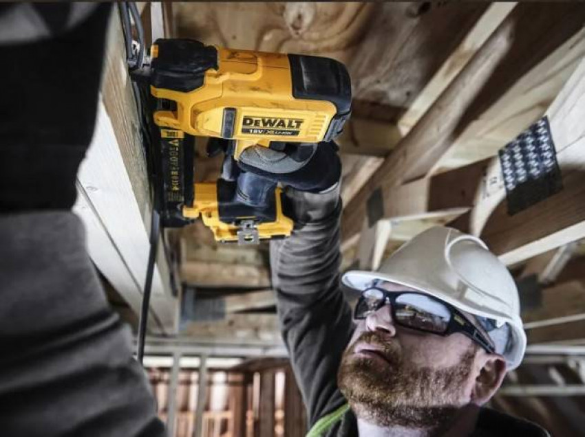 Степлер скобозабивний акумуляторний DeWALT DCN701D2-DCN701D2