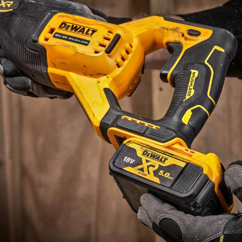 Пила шабельна акумуляторна DeWALT DCS382N DCB187-DCS382N+DCB187