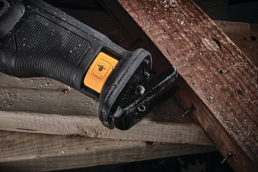 Пила шабельна акумуляторна DeWALT DCS386NT-DCS386NT