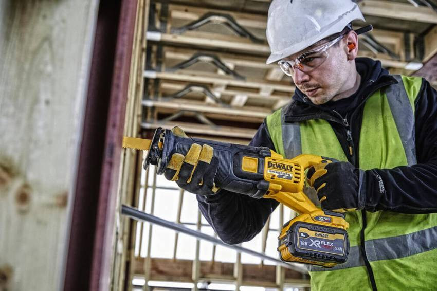 Пила шабельна акумуляторна DeWALT DCS389N-DCS389N