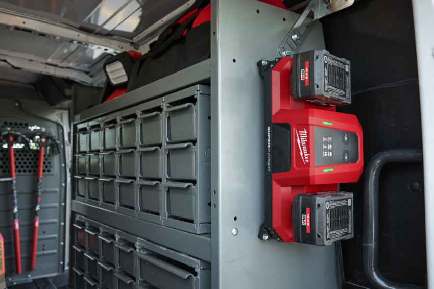Зарядний пристрій MILWAUKEE M18 MDBSC DUAL SUPER CHARGER (на 2 акумулятора)-4932498557
