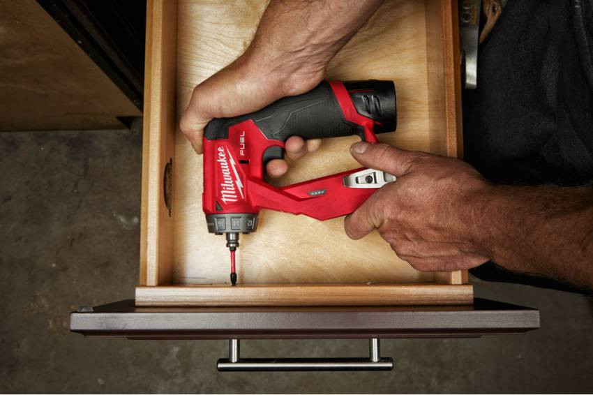 Дриль-шуруповерт акумуляторний MILWAUKEE, M12 FDDXKIT-202X, 34Нм( зар.пр.,2акум.Х2Аг,4насад.,HDкейс)-4933464979