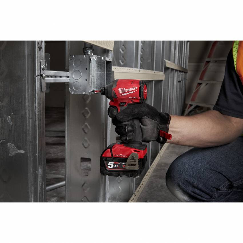 Імпульсний ударний шуруповерт акумуляторний 1/4" HEX MILWAUKEE, M18 ONEID2-502X, 226Нм (заряд.пр.,2 акум.Х5Ач, HDкейс)-4933464091