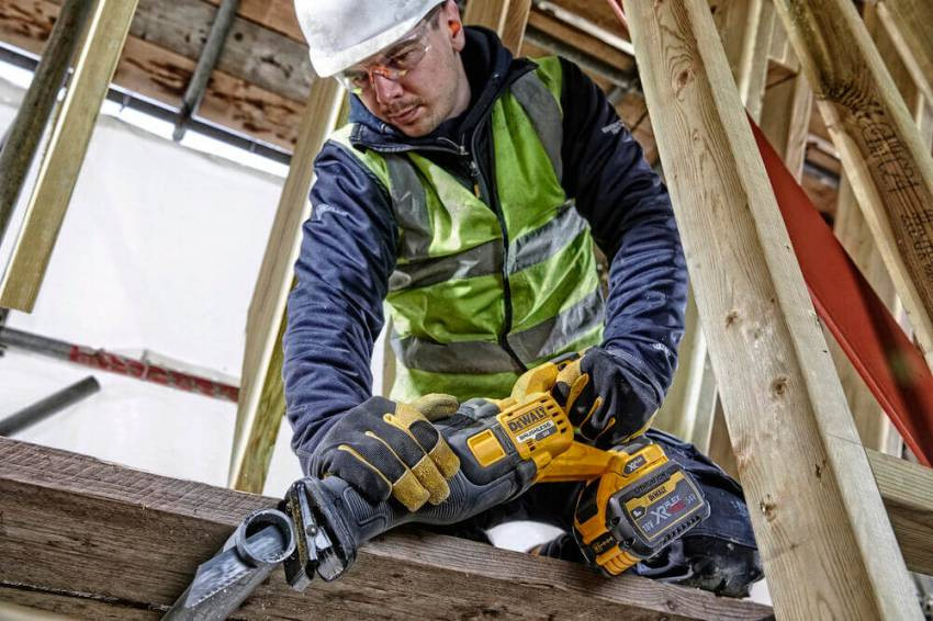 Пила шабельна акумуляторна DeWALT DCS389NT-DCS389NT
