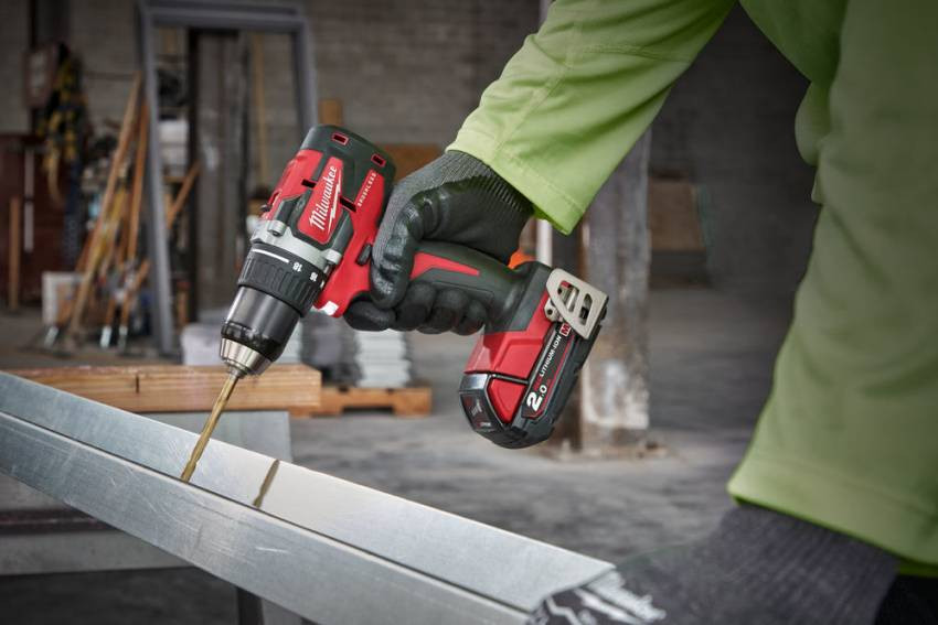 Дриль-шуруповерт акумуляторний MILWAUKEE, M18 CBLDD-202C, 60Нм, (зарядний пристрій, 2 акум.Х 2Ач, кейс)-4933464317