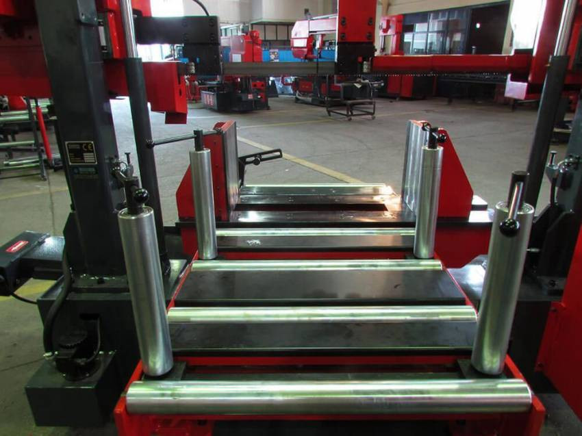 Напівавтоматична двоколонна стрічкова пила по металу Karmetal KSA 600x800-KSA 600x800